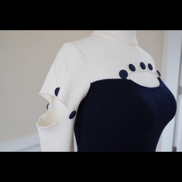 Open cleavage button design knit dress - Picture 4 of 5
